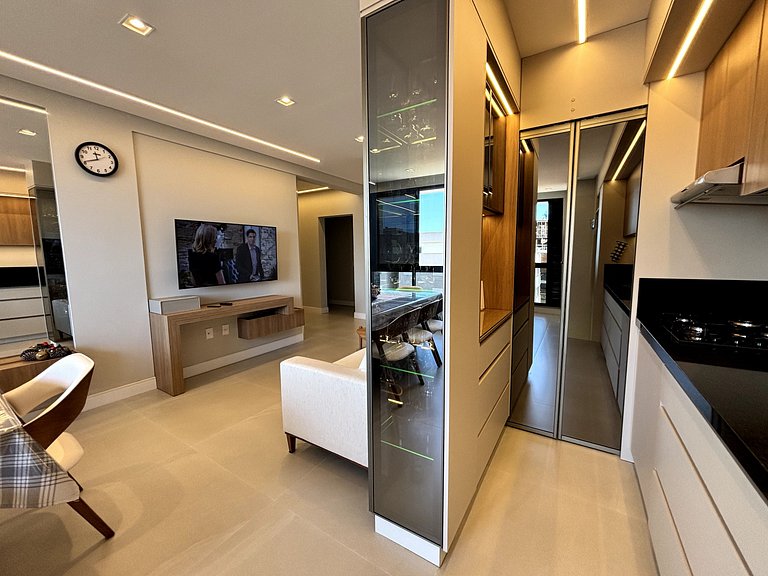 High-end apartment with 3 suites, swimming pool, 80 meters f