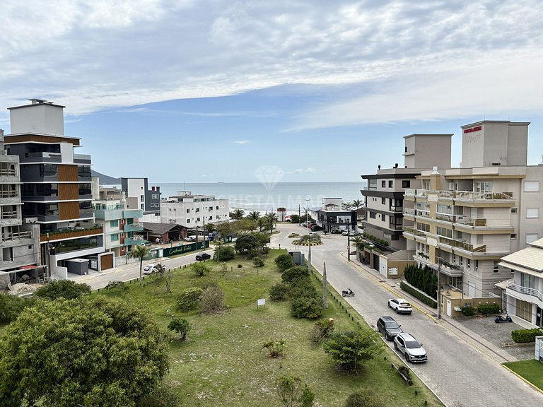 L010A - Apartamento com 3 suítes a 100 metros da praia em Ca