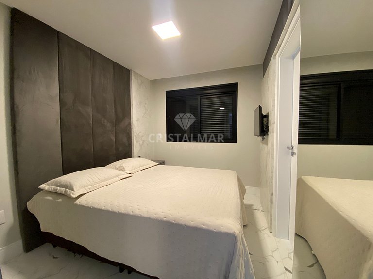 Apartamento em prédio com piscina na praia de Canto Grande